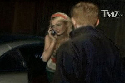 Paris Hilton habla por teléfono al ser puesta en libertad.