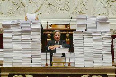 El presidente de la Asamblea Nacional francesa, Jean Louis Debre, rodeado de las enmiendas.