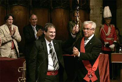 Joan Clos, ya con la banda de concejal, entregando el bastón de mando a su sucesor, Jordi Hereu.