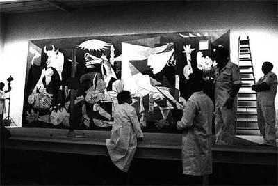 Varios operarios colocan el  Guernica  poco después de su llegada a Madrid.