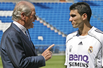 Calderón charla con Reyes ayer en el Bernabéu.