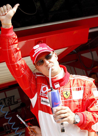 Schumacher saluda tras la segunda sesión de entrenamientos libres en Monza.