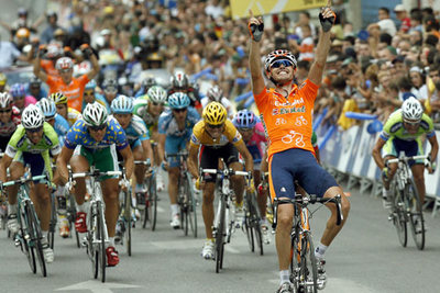 Samuel Sánchez celebra su victoria de ayer, por delante de Hushovd y Valverde, de amarillo.