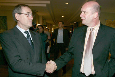 El presidente del comité de empresa, Bernd Osterloh (derecha), saluda a Horst Neumann, jefe de personal de VW.