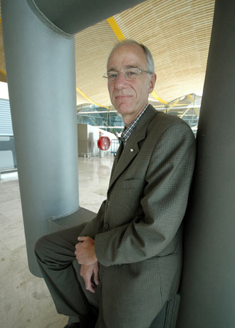 Daniel Mauriño, en la T-4 del aeropuerto de Madrid-Barajas.