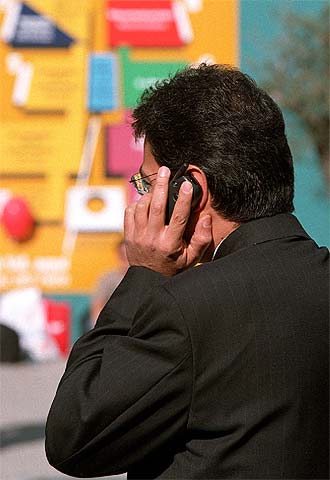 Un hombre habla por el teléfono móvil.