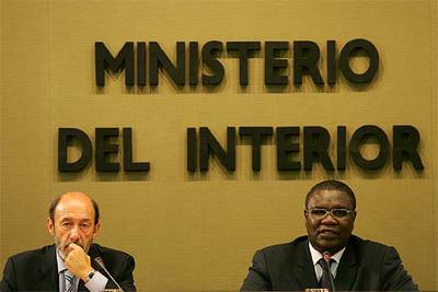 El ministro del Interior, Alfredo Pérez Rubalcaba, con su homólogo senegalés, Ousmane N'Gom, ayer en Madrid.