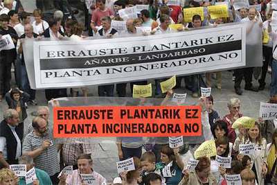 Grupos contra la incineradora interrumpieron en junio en el pleno municipal en el que se decidió ubicar la incineradora en Landarbaso.