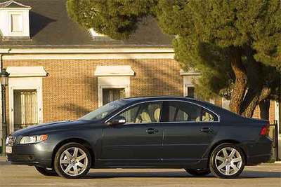 El nuevo S80 se parece mucho al anterior, pero tiene una imagen más refinada y deportiva. Destacan las formas abombadas del capó delantero y el pliegue de las puertas, que definen su personalidad.