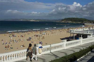 La playa Primera del Sardinero se extiende a lo largo de más de 300 metros, en el casco urbano de Santander, entre el cabo Menor y la península de la Magdalena.