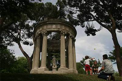 Una estatua de Venus en el templo del Amor en el jardín de El Capricho de la Alameda de Osuna, en Madrid.