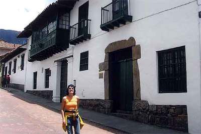 La autora, frente a una casa colonial en la capital colombiana.