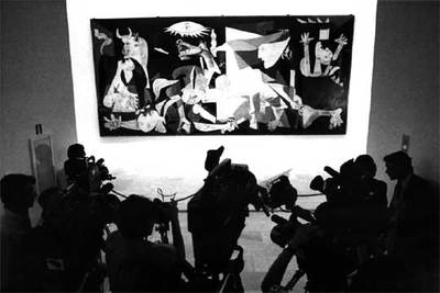 Imagen del  Guernica  a su llegada a su nueva ubicación, el Museo Reina Sofía, el 26 de julio de 1992.