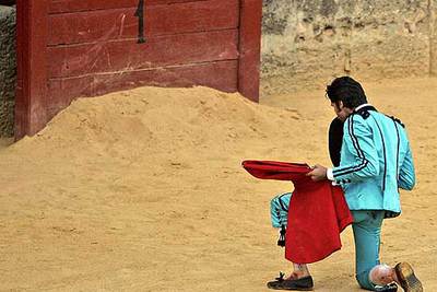 Cayetano Rivera Ordóñez brinda el último toro a su abuelo Antonio, en el lugar donde se encuentran sus cenizas