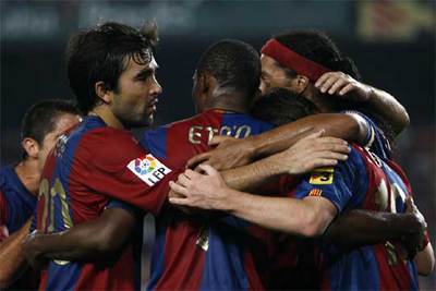 Los jugadores del Barcelona celebran el tercer tanto del equipo.