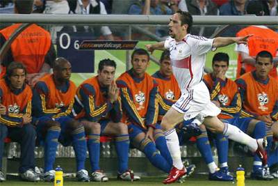El francés Ribery celebra su gol ante el banquillo español en el partido de octavos del Mundial de Alemania.
