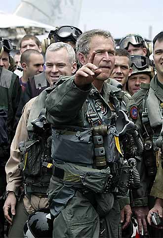 Bush, junto con los pilotos del portaaviones  USS Abraham Lincoln , que regresan a casa procedentes del Golfo en 2003.