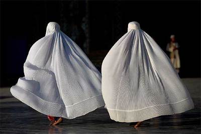 Afganas con el   burka  ,  en la ciudad de Mazar-i-Sharif, a 420 kilómetror de Kabul, la capital de Afganistán .