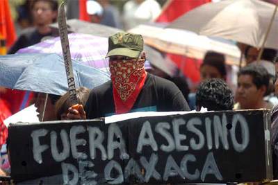 Integrantes de la autodenominada Asamblea Popular del Pueblo de Oaxaca protestan ante el Senado de la República, en Ciudad de México, el pasado jueves.