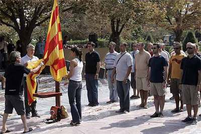 Agentes de los Mossos d'Esquadra -de paisano- participando en el ensayo de los actos de la Diada en el parque de la Ciutadella de Barcelona.
