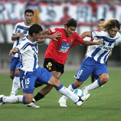 Arango (en el centro) intenta evadirse de Capdevila y Coloccini.