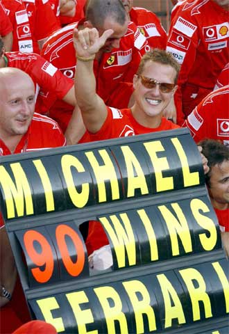 Michael Schumacher celebra con sus compañeros de Ferrari el 90º triunfo de su carrera.