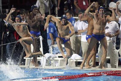 Jugadores españoles se lanzan al agua para festejar el triunfo sobre Rumanía.