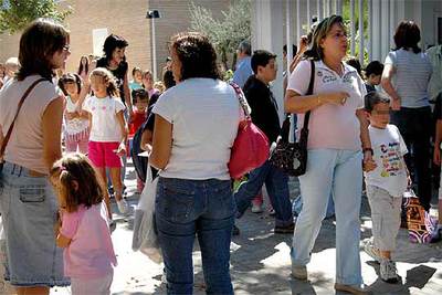 Salida de un colegio de Valencia en un primer día de curso.