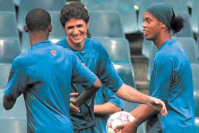 Edmilson, junto a Eto'o y Ronaldinho, en el entrenamiento de ayer.