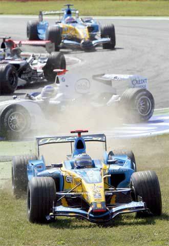 Alonso se sale de la pista en un lance de la carrera de Monza.