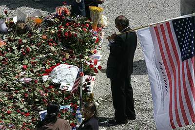 Un hombre sostiene una bandera de Estados Unidos durante la ceremonia celebrada ayer en la  zona cero  de Nueva York.