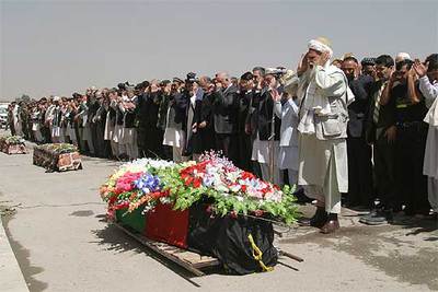 Varios afganos rezan ante los féretros del gobernador Abdul Hakim Taniwal y sus guardaespaldas ayer en Patkia.