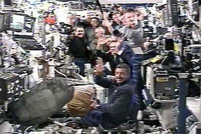 Los seis tripulantes del transbordador  Atlantis  y los tres de la Estación Espacial, reunidos ayer en el interior de ésta.