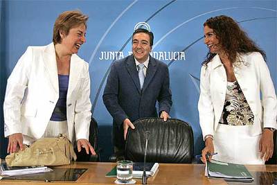 Las consejeras de Educación y Salud junto al portavoz del Gobierno.