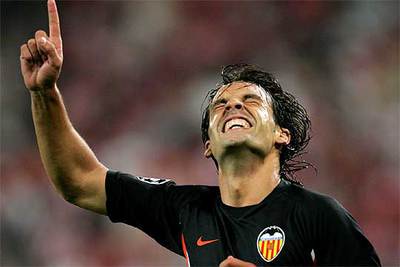 Morientes celebra uno de sus tres goles.