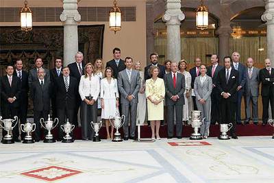 La familia real y el secretario de Estado para el Deporte posan con los galardonados con los Premios Nacionales del Deporte de 2005.