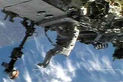 El astronauta del  Atlantis  Joseph Tanner, durante su paseo espacial ayer.