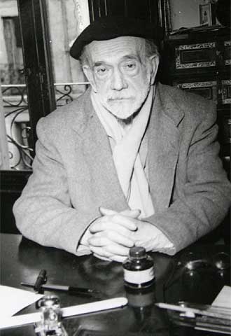 Pío Baroja, en su mesa de trabajo en la calle de Ruiz de Alarcón, en Madrid.rnrnDibujos de Baroja para los personajes de  Las inquietudes de Shanti Andía .