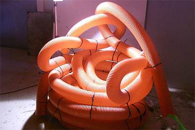 Sillón de tubos industriales expuesto en  Basurama 2006 .