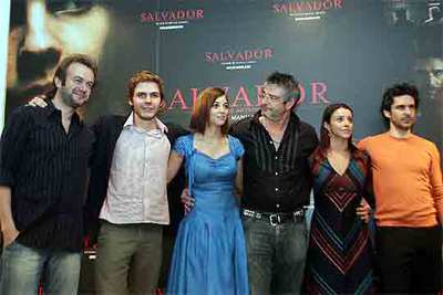 De izquierda a derecha, Tristán Ulloa, Daniel Brühl, Leonor Watling, Manuel Huerga, Ingrid Rubio y Leonardo Sbaraglia, durante la presentación de  Salvador,  ayer en Madrid.