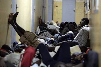 HACINADOS EN LA COMISARÍA DE DAKAR