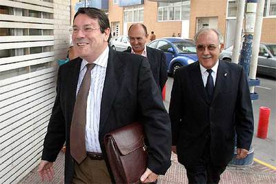 El alcalde de Torrevieja, Pedro Ángel Hernández (a la izquierda), llega con sus abogados a los juzgados.