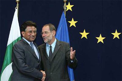 PAKISTÁN DEFIENDE A LOS AFGANOS MODERADOS