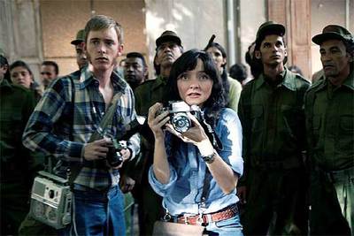 Pablo Rivero (Toni) y María de Medeiros (Carmen), en una escena de la serie.