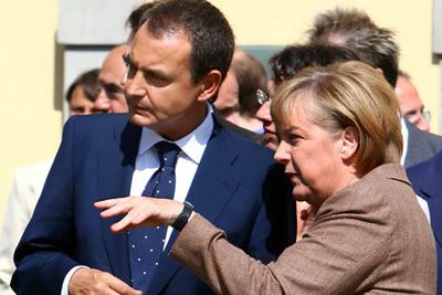 El presidente del Gobierno, José Luis Rodríguez Zapatero, con la canciller alemana, Ángela Merkel.
