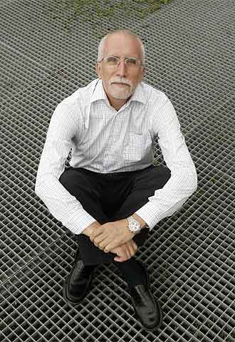 Luis Mateo Díez (Villablino, León, 1942) ha obtenido dos veces el Premio de la Crítica y el Nacional de Narrativa por 'La fuente de la edad' (1986) y 'La ruina del cielo' (2000).