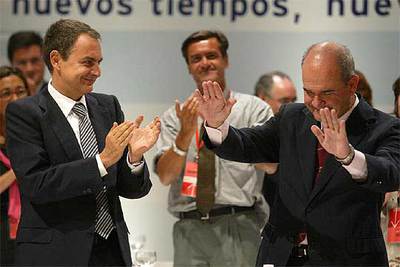 José Luis Rodríguez Zapatero aplaude a Manuel Chaves tras la intervención de éste en la conferencia.