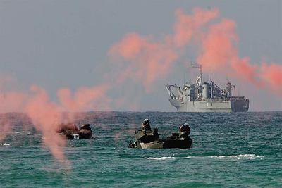 Tropas españolas, durante la operación de desembarco en una playa próxima a la ciudad libanesa de Tiro, con el buque  Pizarro  al fondo.