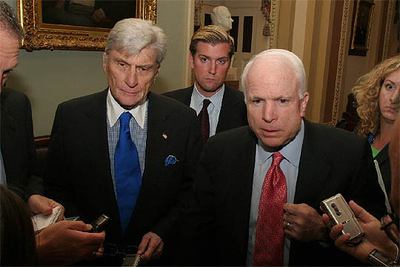 El senador republicano John McCain (derecha),  el miércoles, ante los periodistas.