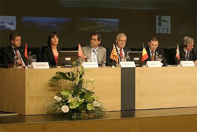 El  lehendalakari  Ibarretxe (a la derecha), en la sesión del plenario de la CTP  celebrada ayer en Irún.